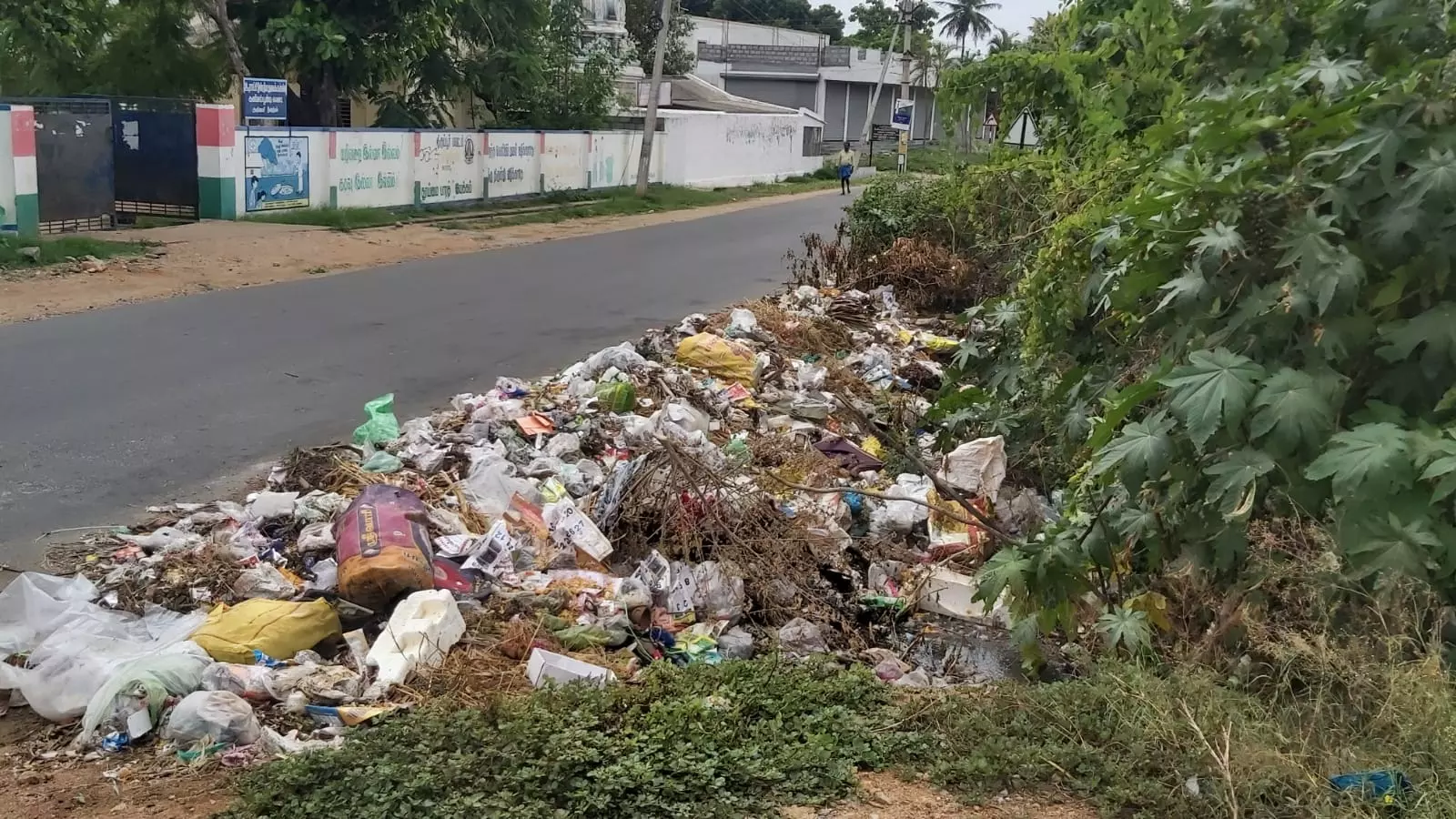 பள்ளி அருகில் குவிந்து கிடக்கும் குப்பை