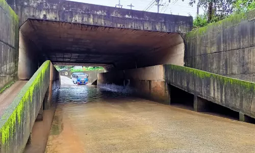 தரைப்பாலத்தில் தேங்கி நிற்கும் மழைநீர்