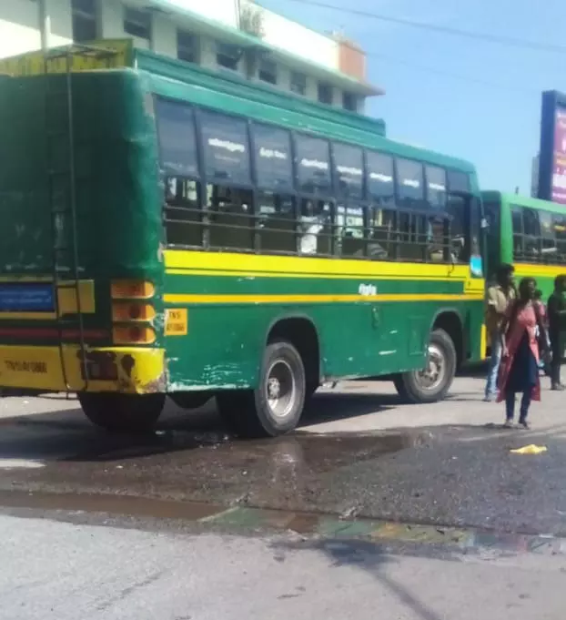 பஸ் நிலையத்தில் தேங்கி நிற்கும் கழிவுநீர்