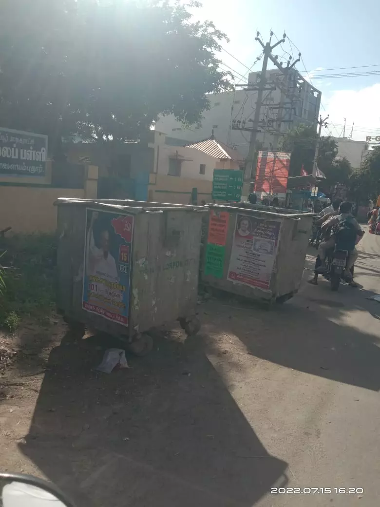 பள்ளி நுழைவு வாயில் முன்பு குப்பை தொட்டி