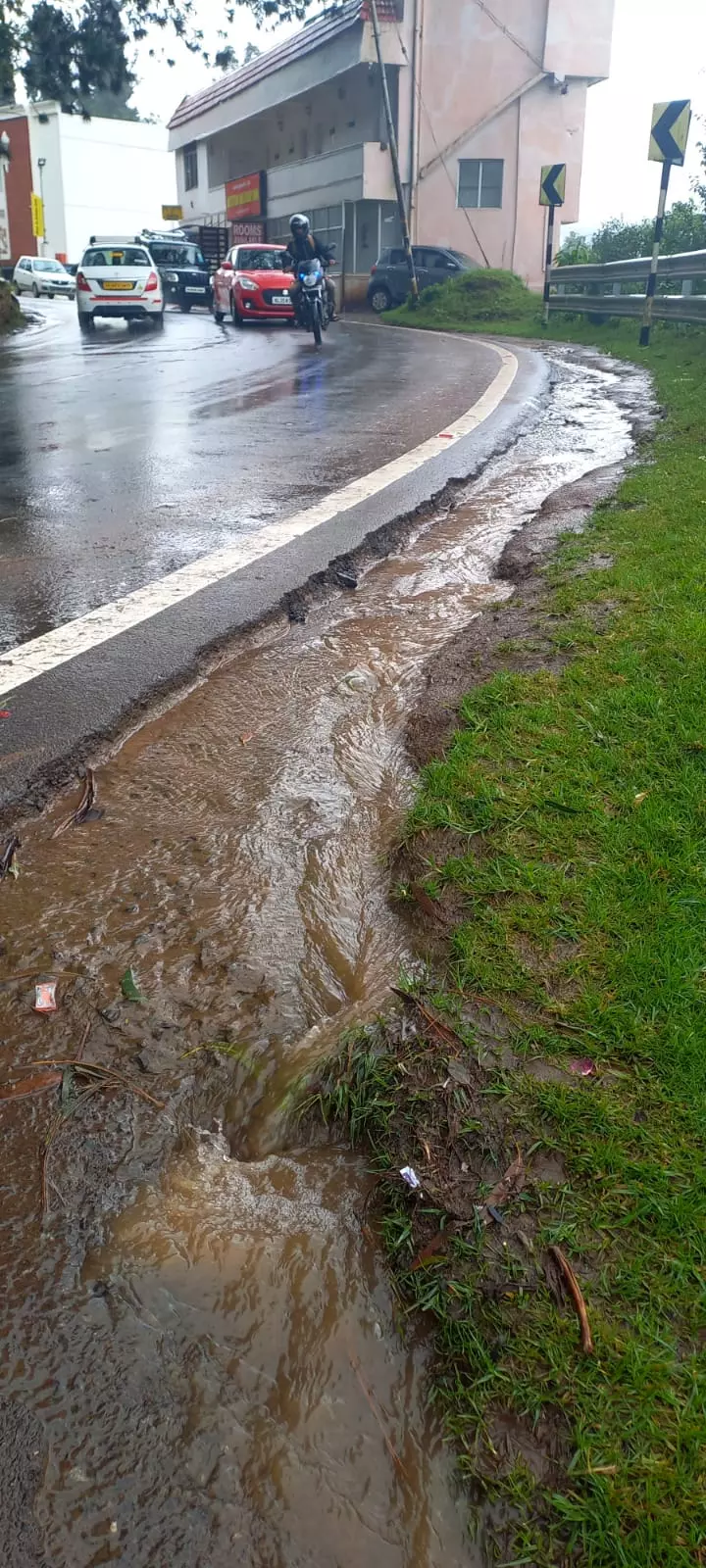 சாலையில் செல்லும் கழிவுநீர்