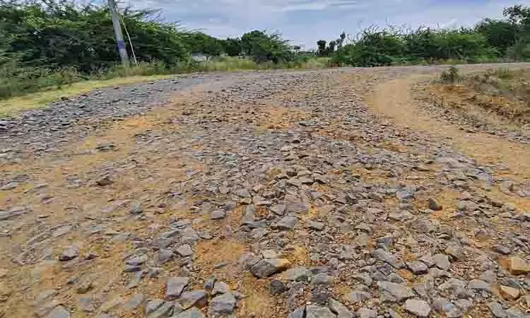 குண்டும், குழியுமான சாலை