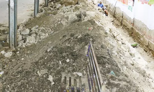 பயணியர் நிழற்குடைக்குள் கழிவுமண் பயணியர் நிழற்குடைக்குள் கழிவுமண்