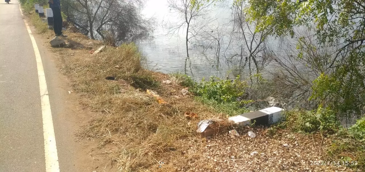 தடுப்பு சுவர் அமைக்க கோரிக்கை