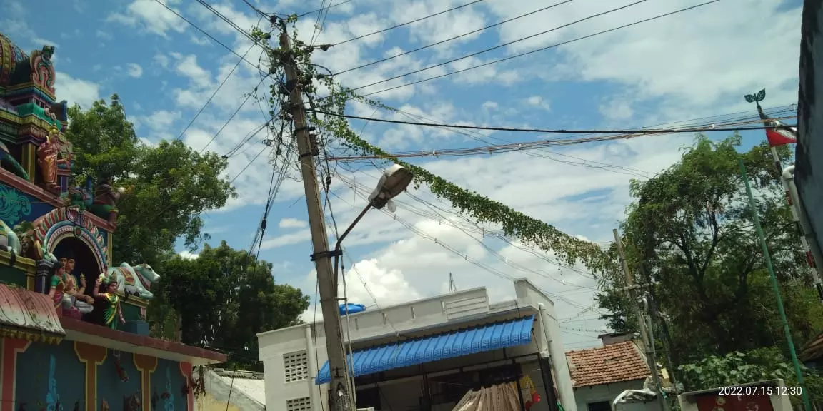 மின் கம்பத்தை கவனிப்பாா்களா?