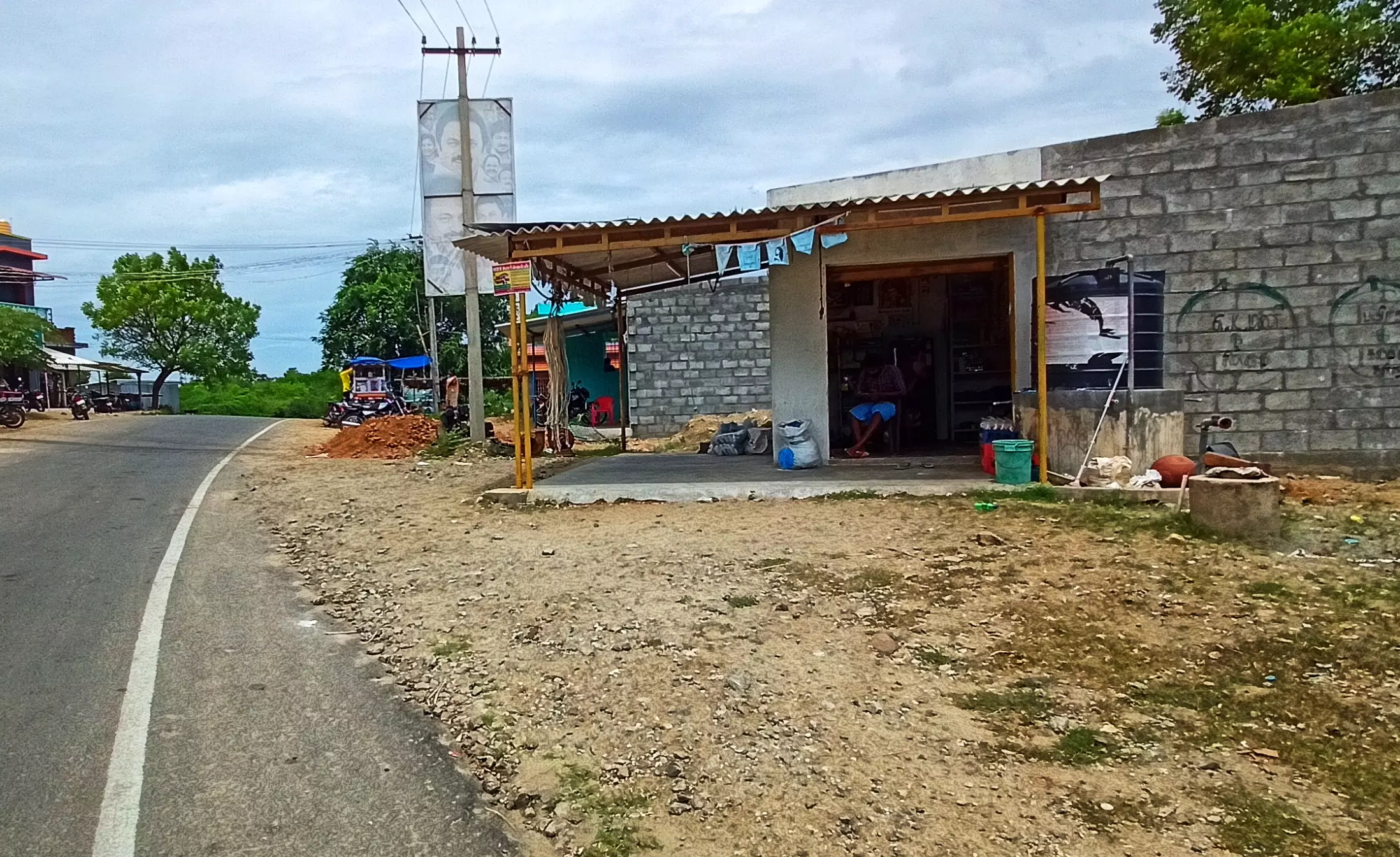 ஆக்கிரமிக்கப்பட்ட குடிநீர்தொட்டி ஆக்கிரமிக்கப்பட்ட குடிநீர்தொட்டி