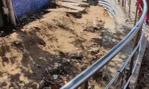 நடைபாதையில் இடையூறு