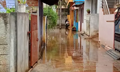 சாலையில் தேங்கும் மழைநீர் சாலையில் தேங்கும் மழைநீர்