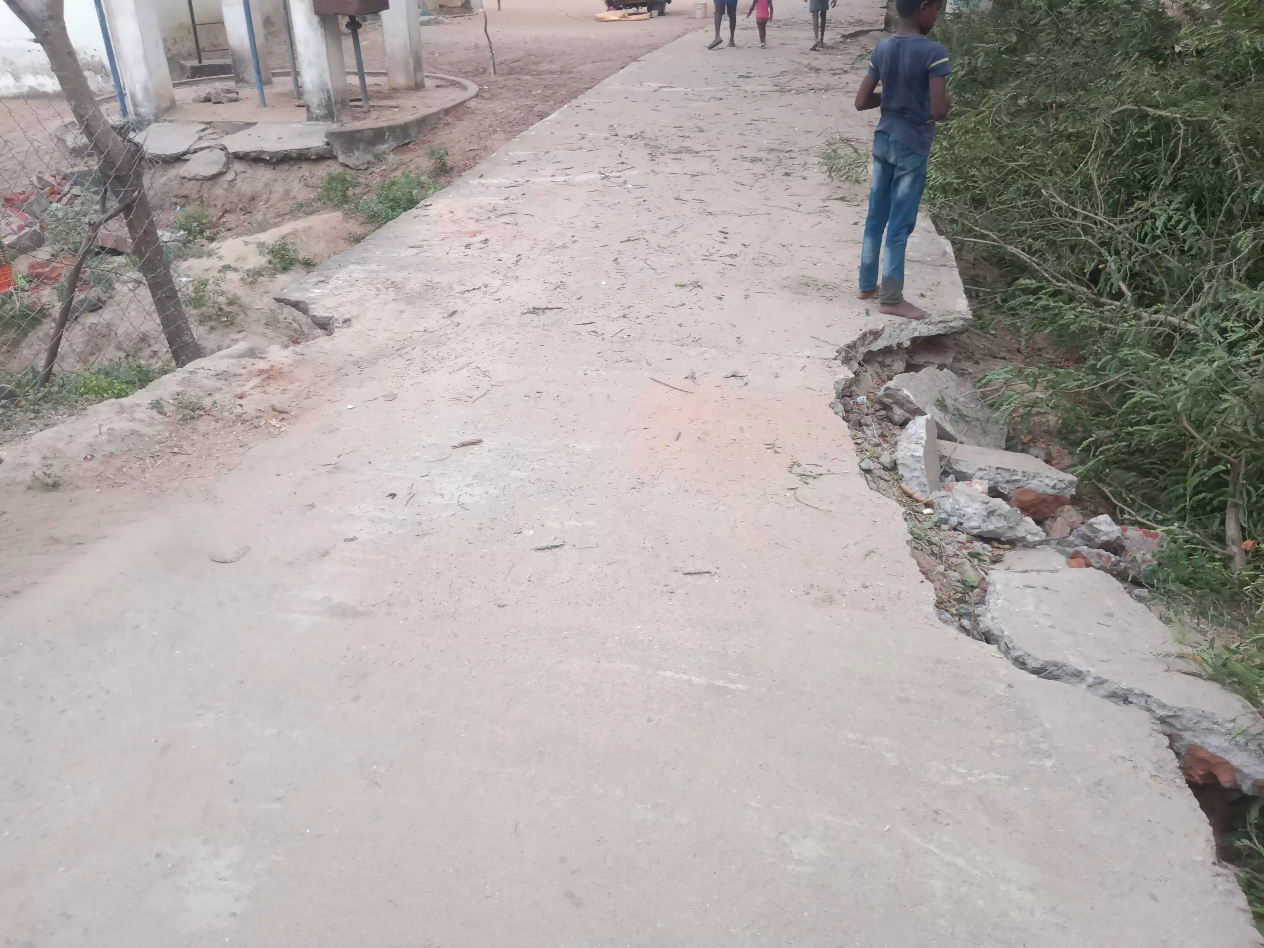 சாலை சீரமைக்கப்படுமா? சாலை சீரமைக்கப்படுமா?