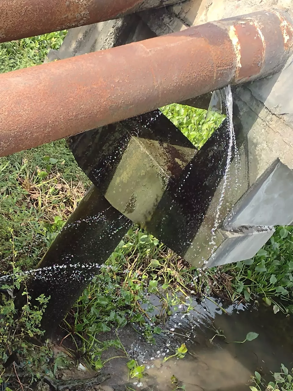 குடிநீர் குழாய்களில் உடைப்பு