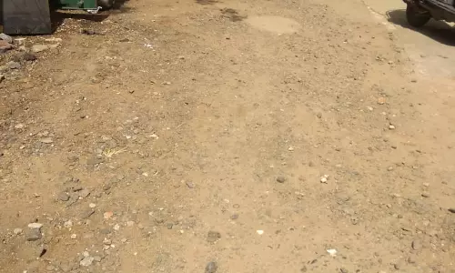 சேதமடைந்த சாலை