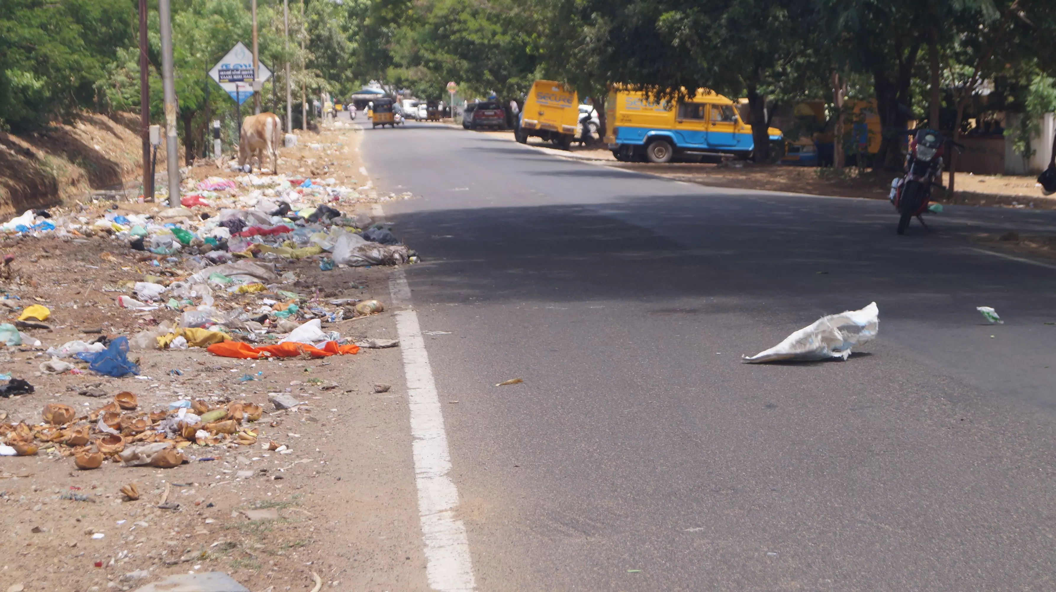சாலையோரம் கொட்டப்படும் குப்பைகளால் விபத்து அபாயம்