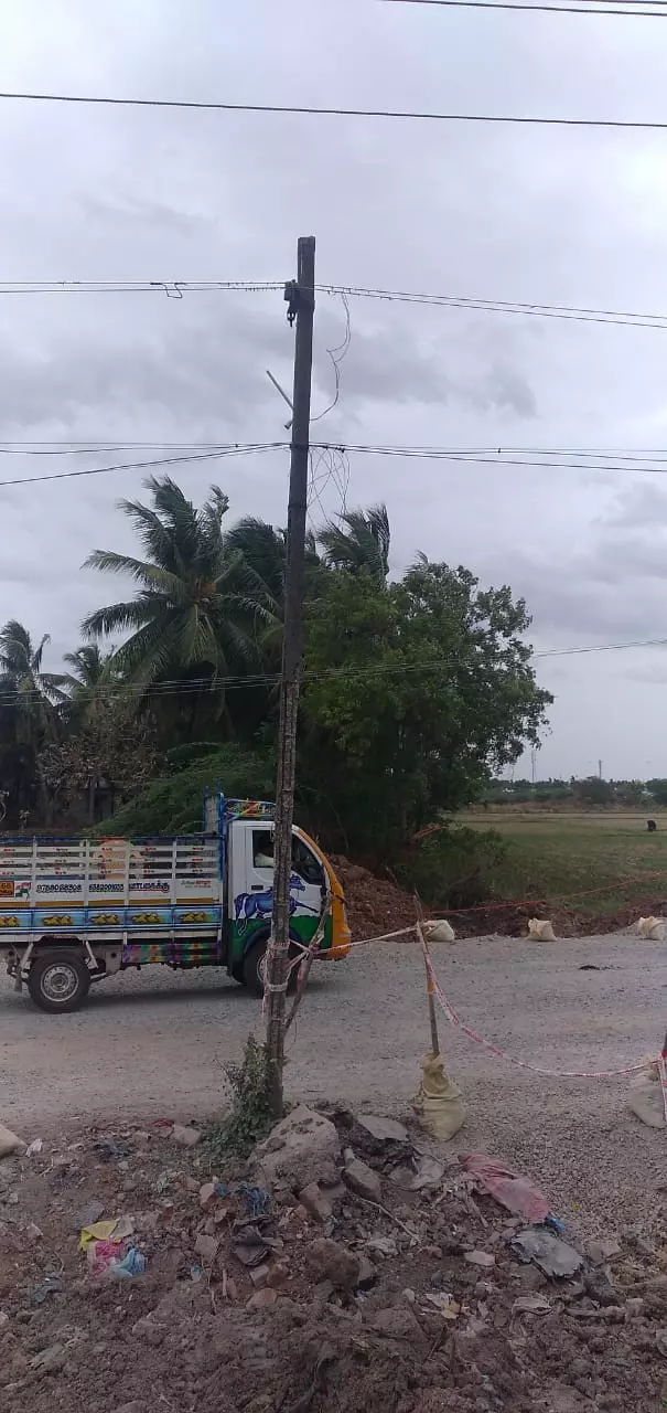 ஆபத்தான மின் கம்பம்