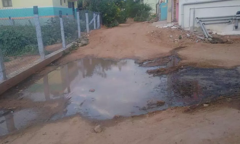 சாலையில் தேங்கும் கழிவுநீர் சாலையில் தேங்கும் கழிவுநீர்