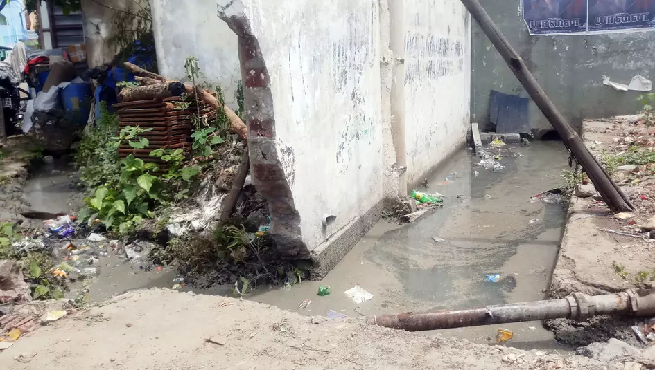தேங்கி நிற்கும் கழிவுநீர் தேங்கி நிற்கும் கழிவுநீர்