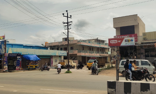 சாலை நடுவே உள்ள மின் கம்பம் சாலை நடுவே உள்ள மின் கம்பம்