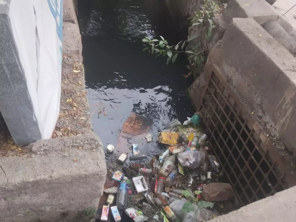 தேங்கி கிடக்கும் கழிவுகள் தேங்கி கிடக்கும் கழிவுகள்