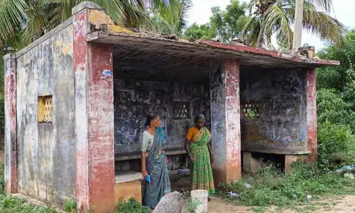 பயணிகள் நிழற்குடை சேதம் பயணிகள் நிழற்குடை சேதம்