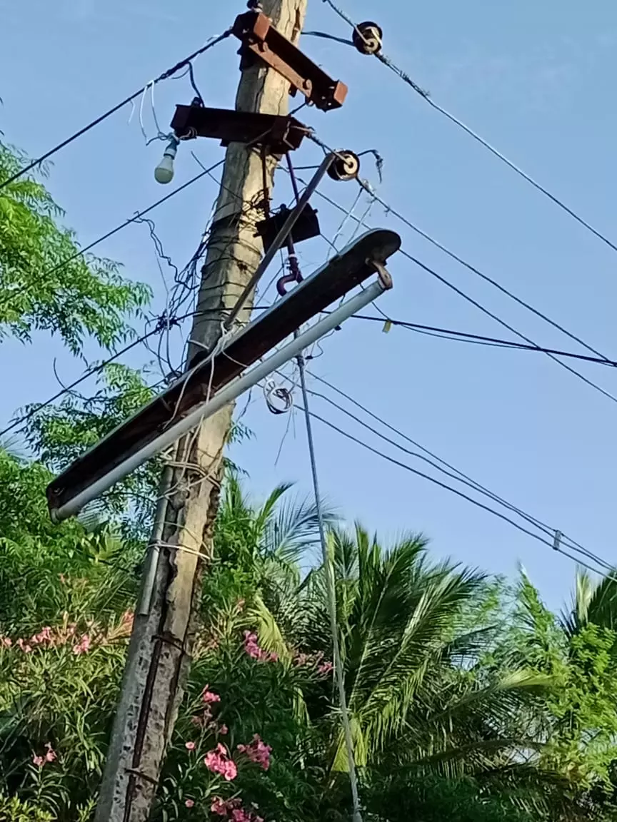 ஆபத்தான மின்கம்பங்கள்