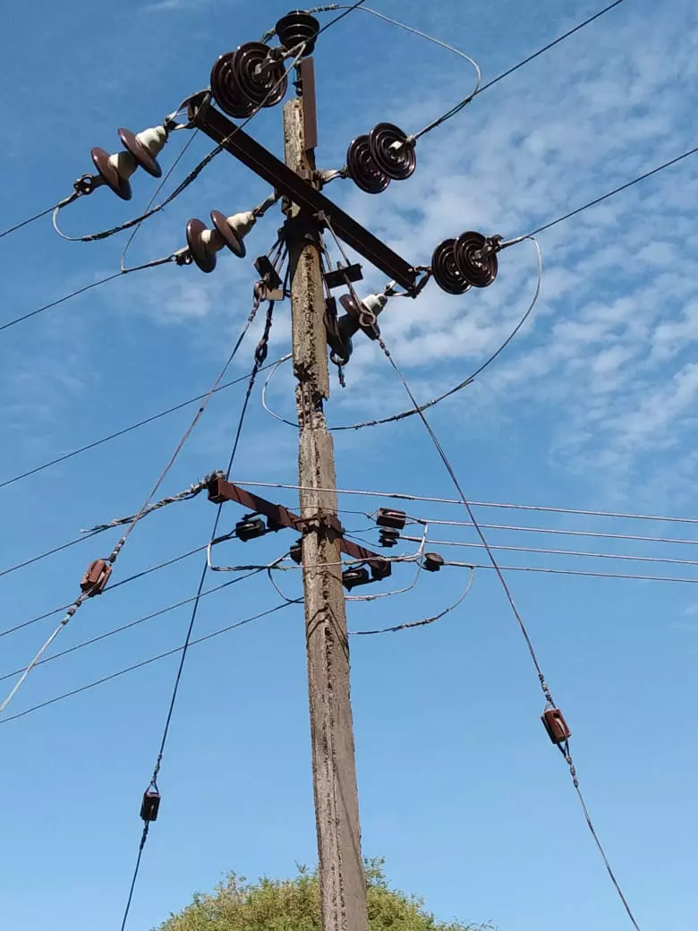 ஆபத்தான மின்கம்பம் ஆபத்தான மின்கம்பம்