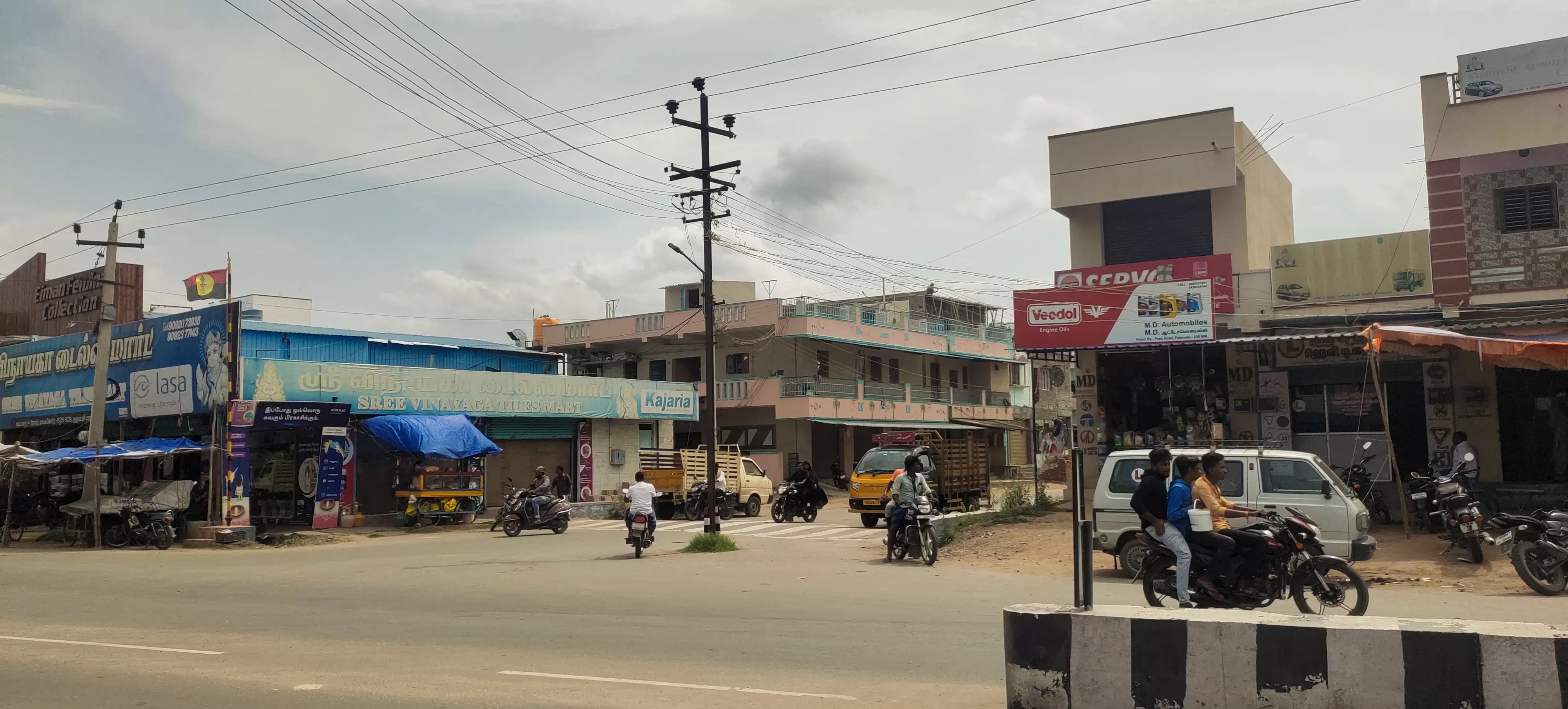 சாலை நடுவே உள்ள மின் கம்பம் சாலை நடுவே உள்ள மின் கம்பம்