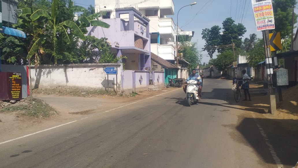 இணைப்பு சாலையின் அருகே வேகத்தடை வேண்டும் இணைப்பு சாலையின் அருகே வேகத்தடை வேண்டும்