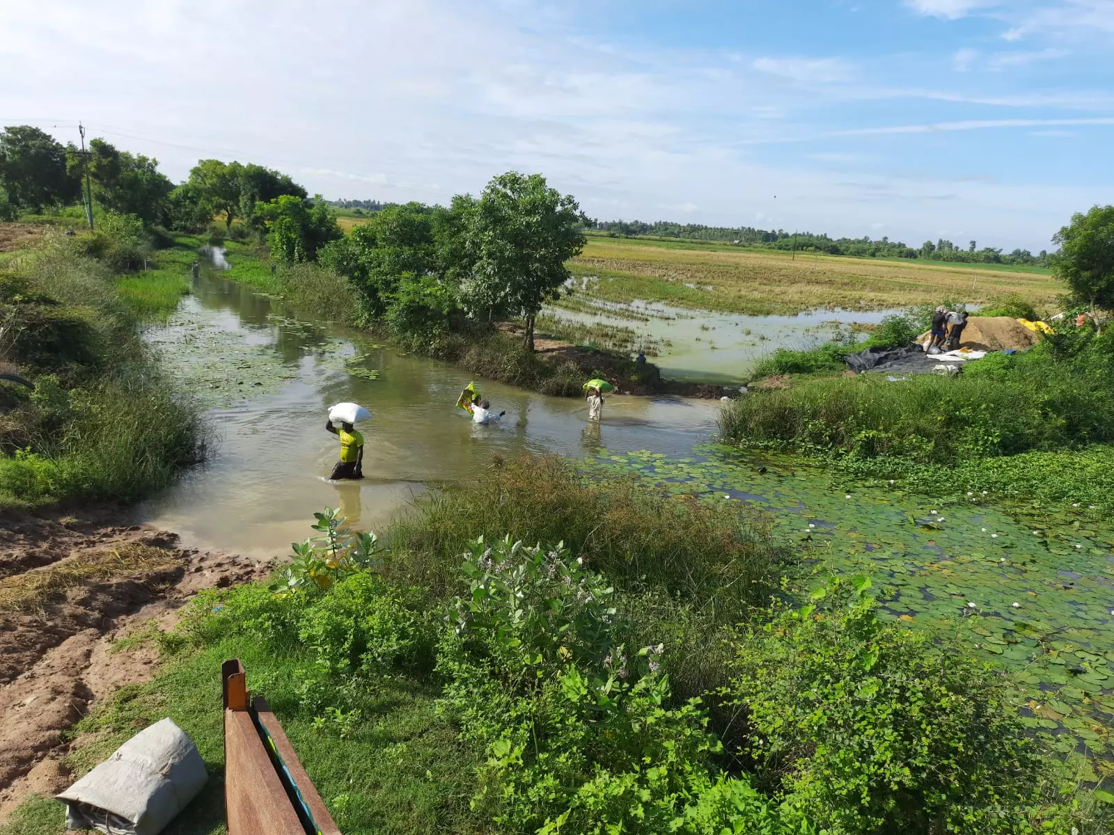 பாலம் வசதி வேண்டும்