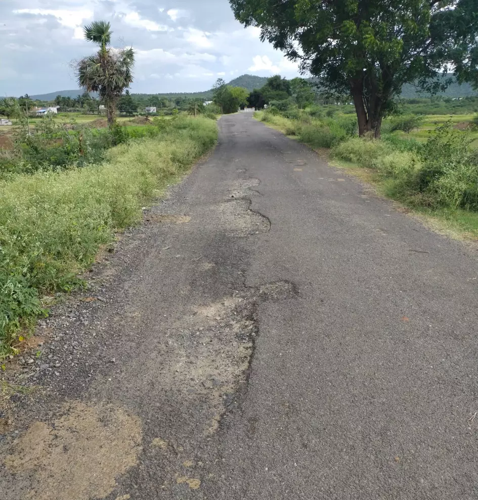 சாலையை சீர் செய்ய வேண்டும் சாலையை சீர் செய்ய வேண்டும்