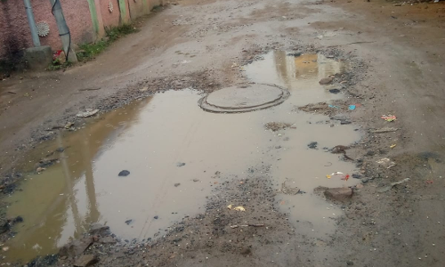 குண்டும் குழியுமான சாலை குண்டும் குழியுமான சாலை