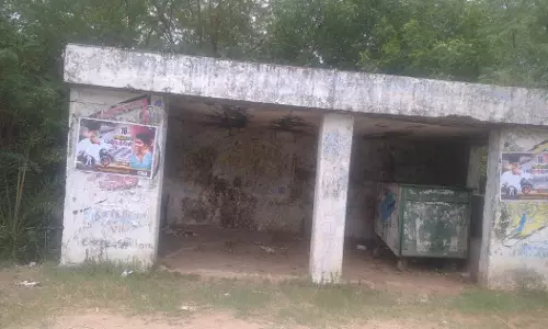 பயணிகள் நிழற்குடையின் அவல நிலை பயணிகள் நிழற்குடையின் அவல நிலை