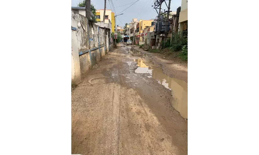 சாலையை சீரமைக்க வேண்டும் சாலையை சீரமைக்க வேண்டும்