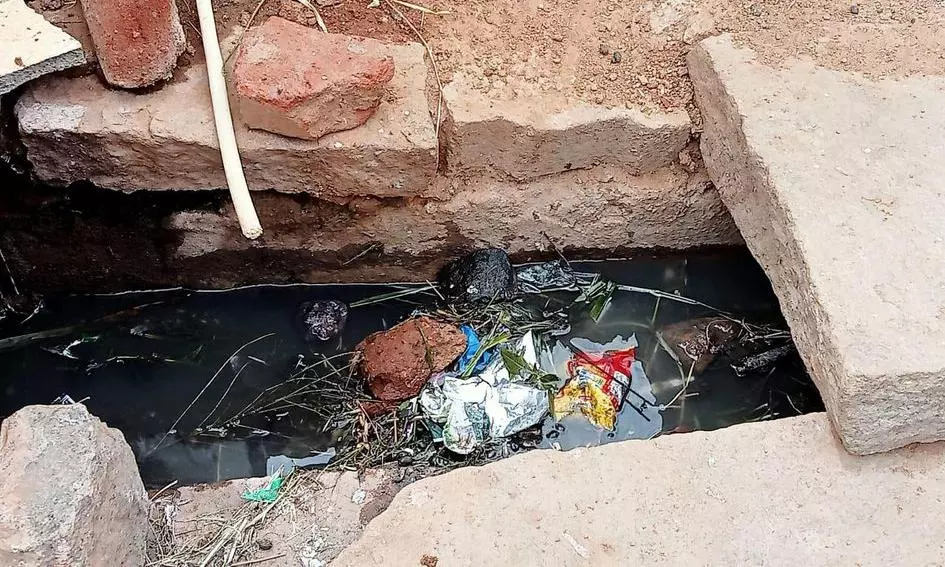 கால்வாய் தூர்வார வேண்டும் கால்வாய் தூர்வார வேண்டும்