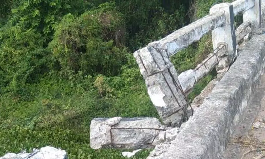 பாலத்தின் தடுப்புச்சுவர் சேதம்