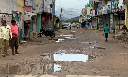 குண்டும், குழியுமான சாலை