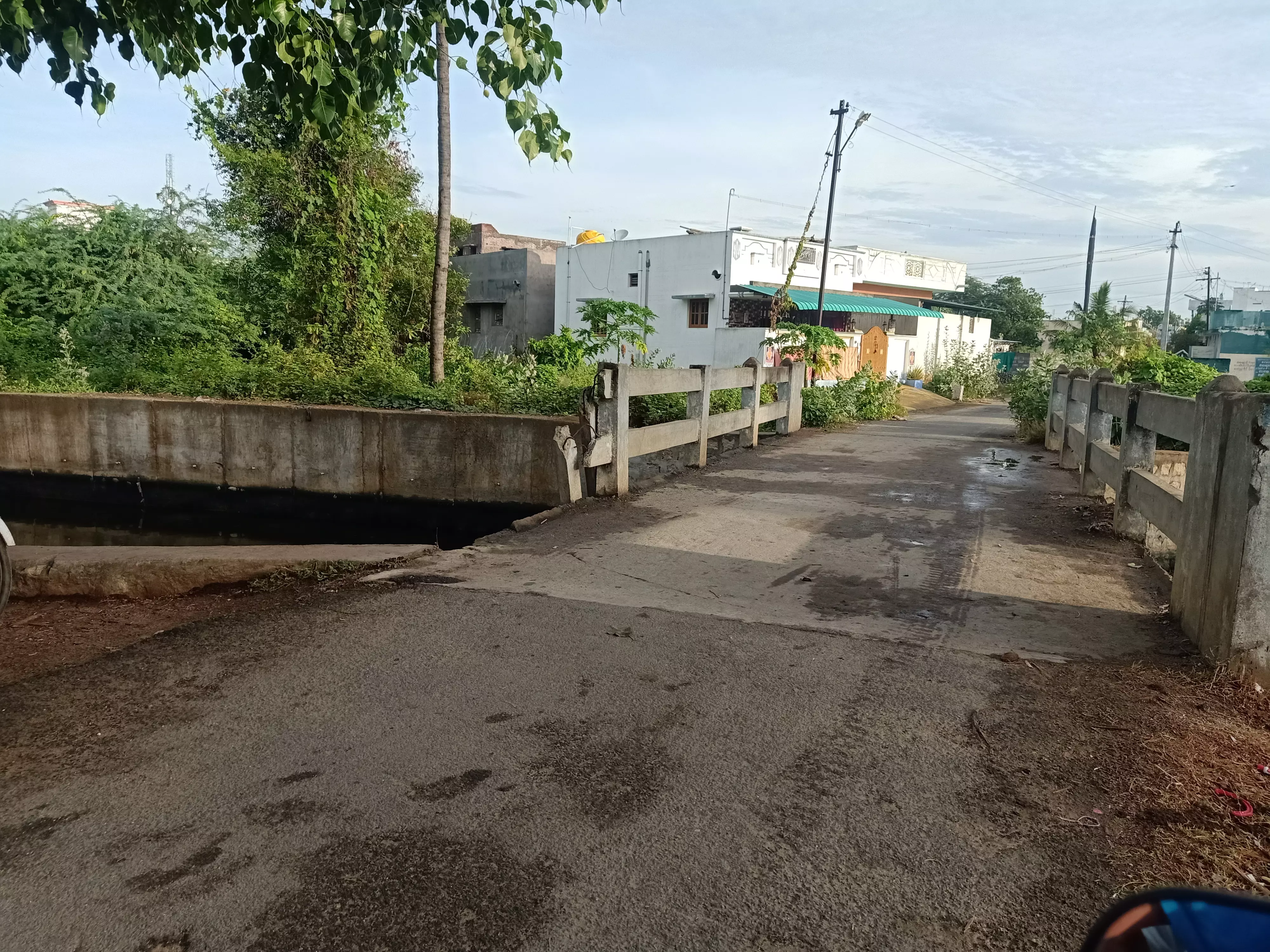 இடிந்து விழுந்த பாலத்தின் சுற்றுச்சுவர்