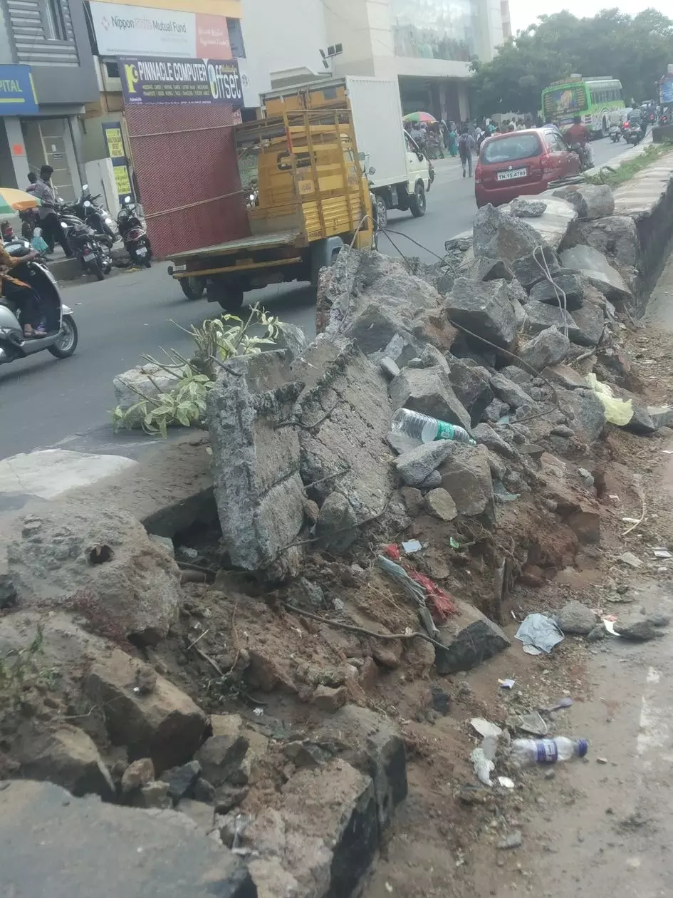 குண்டும் குழியுமான சாலை