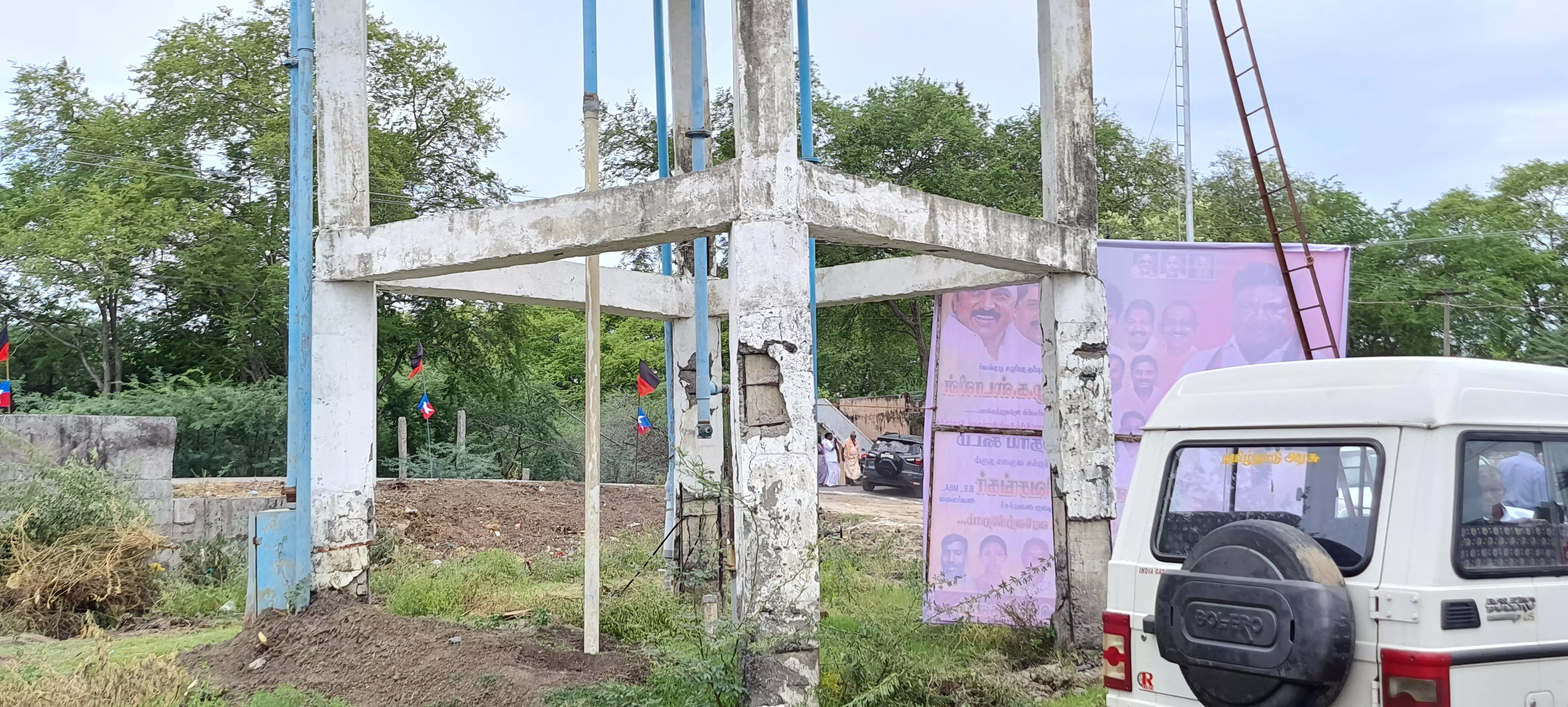 சிதிலமடைந்த நீர்த்தேக்க தொட்டி