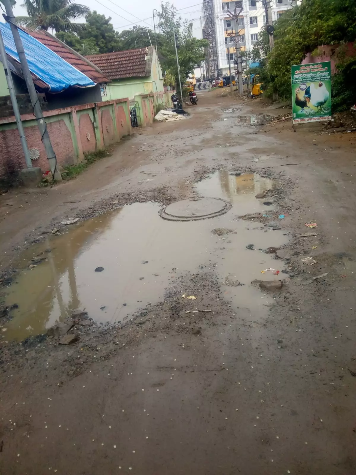 குண்டும் குழியுமான சாலை