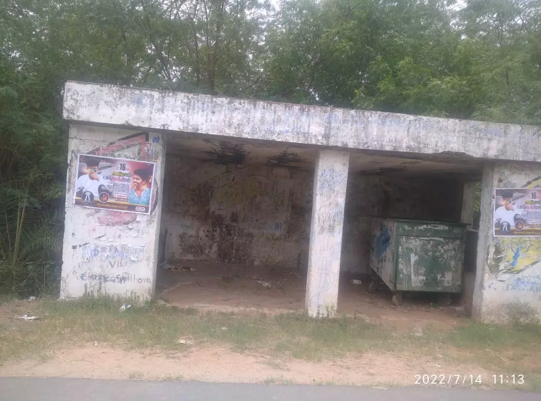 பயணிகள் நிழற்குடையின் அவல நிலை பயணிகள் நிழற்குடையின் அவல நிலை