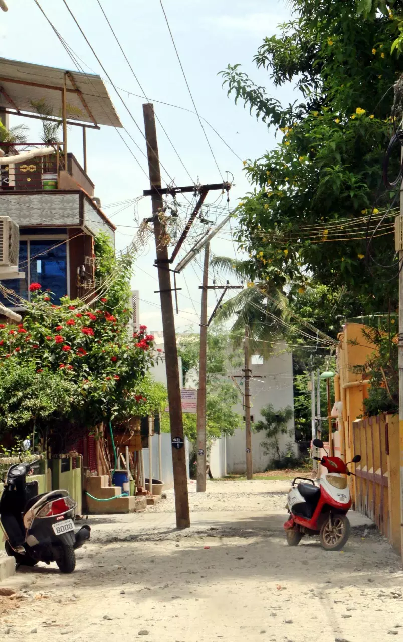 நடுரோட்டில் அடுத்தடுத்து மின்கம்பங்கள் நடுரோட்டில் அடுத்தடுத்து மின்கம்பங்கள்