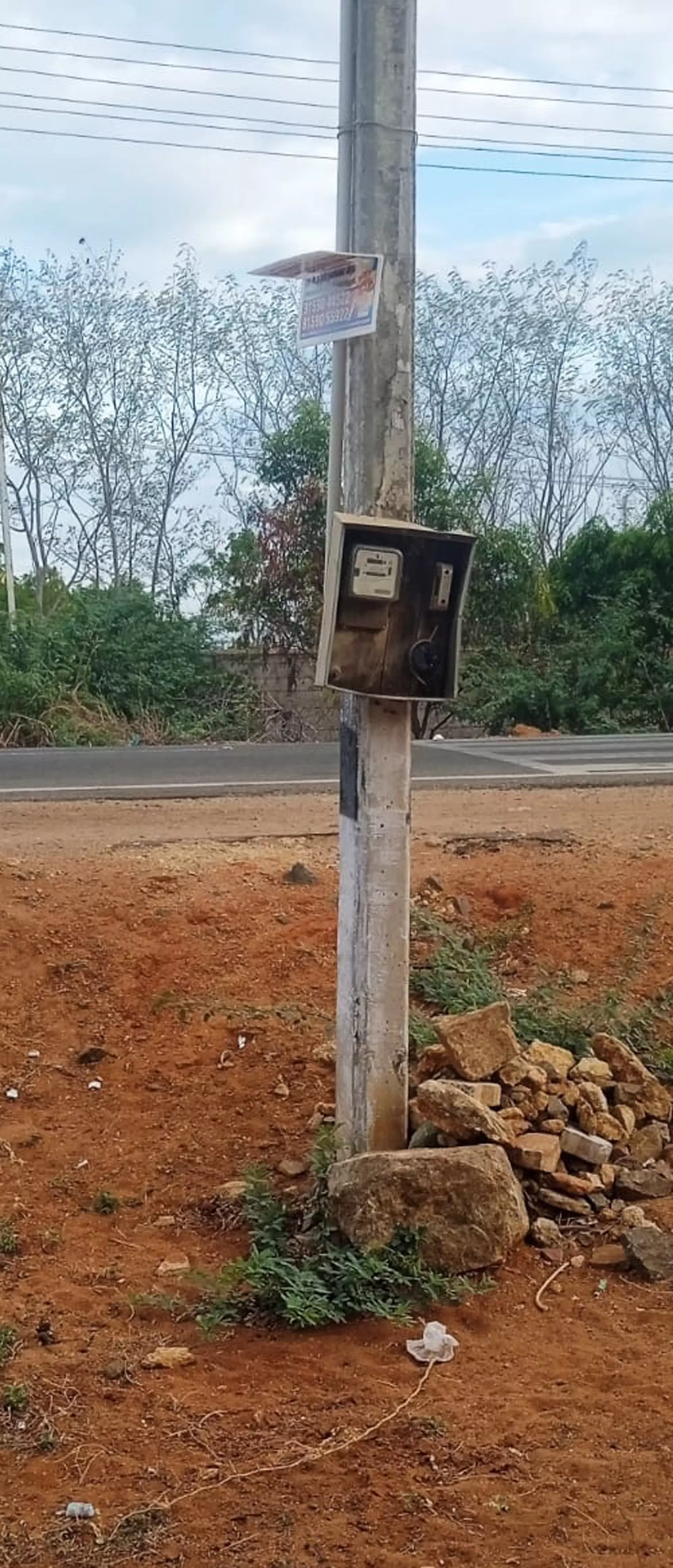 திறந்து கிடக்கும் மின்பெட்டி திறந்து கிடக்கும் மின்பெட்டி