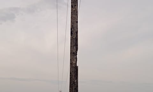 ஆபத்தான மின் கம்பம் ஆபத்தான மின் கம்பம்