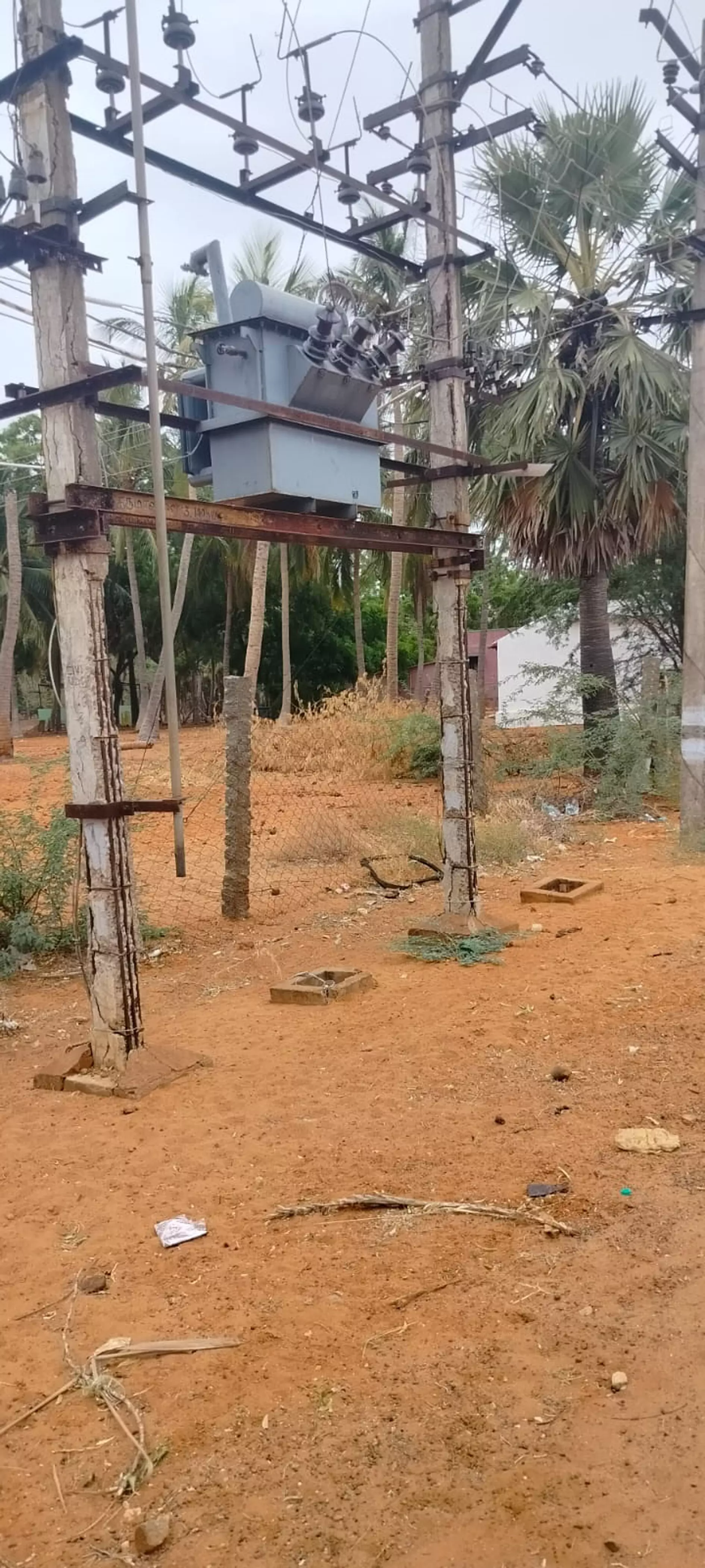 காங்கிரீட் பெயர்ந்த மின்மாற்றி