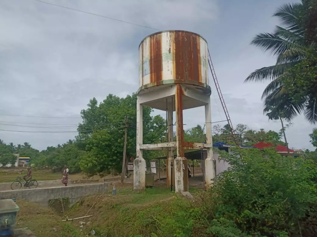 சேதமடைந்த குடிநீர் தொட்டி