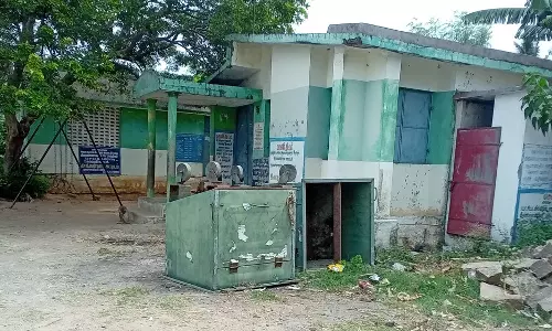 பயன்படாமல் கிடக்கும் குப்பை வண்டிகள்