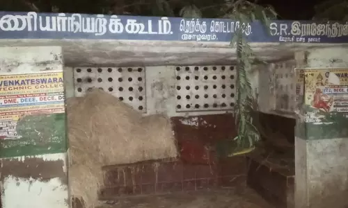 மாட்டுத்தொழுவமாக மாறிய பயணிகள் நிழற்கூடம்