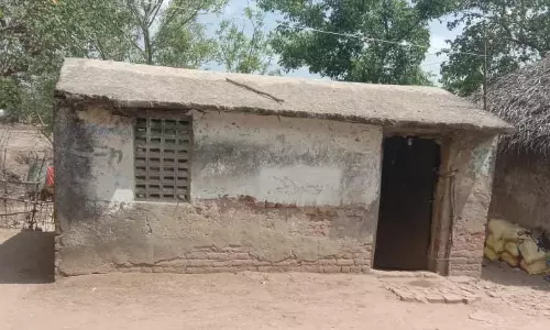 சேதமடைந்த தொகுப்பு வீடுகள்