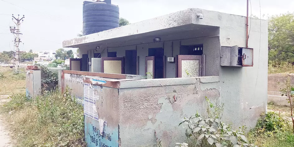 பாழடைந்த கழிப்பிடம் பாழடைந்த கழிப்பிடம்