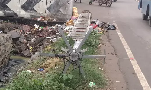 குப்பையில் மின்கோபுர விளக்கு