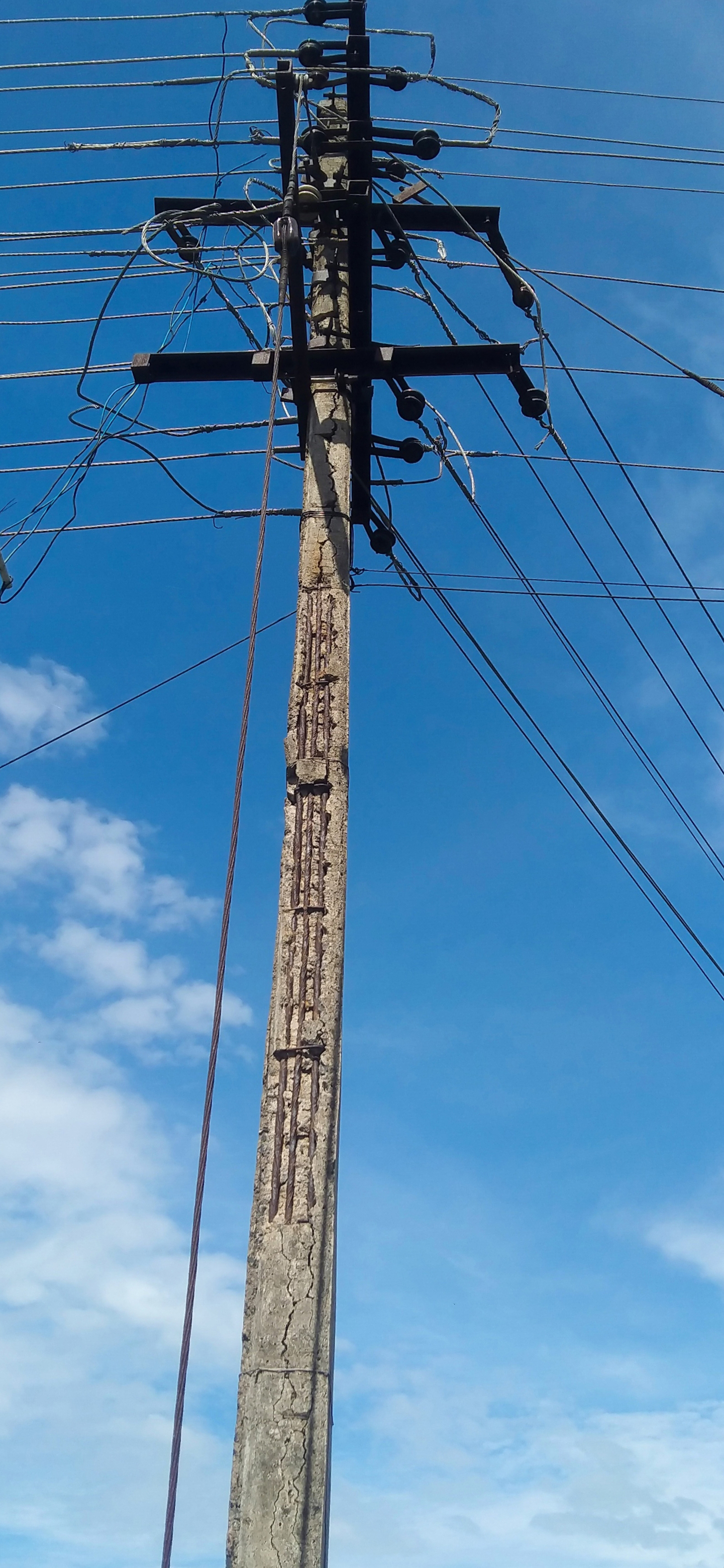 மின்கம்பத்தை மாற்ற வேண்டும்